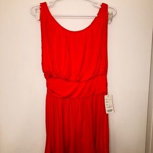 Cotton dress, with fitted waist.